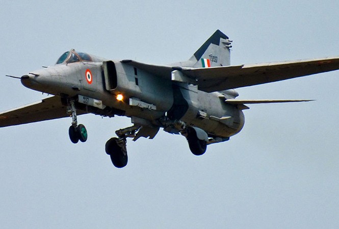 Máy bay chiến đấu MiG-27 rơi ở Ấn Độ, phi công thoát chết Máy bay MiG-27. Ảnh: Reuters