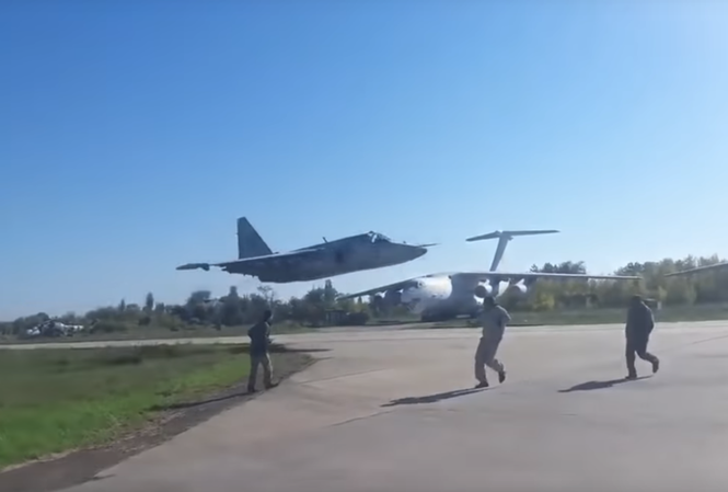 Su-25 Ukraine lướt sát đường băng, bất chấp nguy cơ đâm xuống đất Ảnh cắt từ video