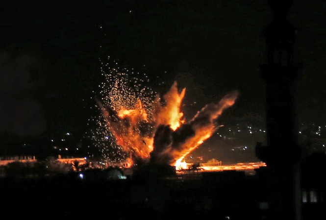 Israel công bố video tấn công hàng chục mục tiêu Dải Gaza Một mục tiêu tại Dải Gaza nổ tung sau khi hứng bom của Israel ngày 12/11. Ảnh: AFP