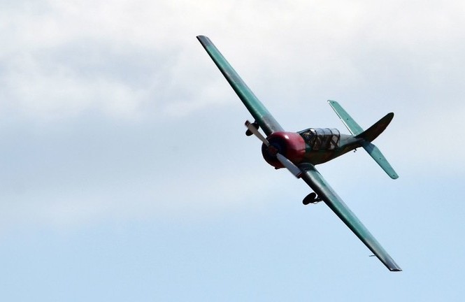 Đứng tim nhìn máy bay trình diễn lao thẳng xuống sông Máy bay Yak-52. Ảnh: Sputnik