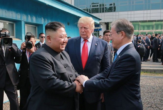 Hậu cuộc gặp Trump-Kim: Vật thể bay không xác định xuất hiện ở DMZ Tổng thống Mỹ Trump và Tổng thống Hàn Quốc Moon tạm biệt Chủ tịch Kim tại DMZ sau cuộc gặp ngày 30/6. Ảnh: AP