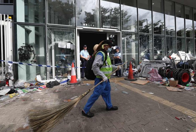 Lãnh đạo Hong Kong sốc vì người biểu tình phá hoại tòa nhà hành chính Người biểu tình tràn vào trụ sở Hội đồng lập pháp hôm 1/7. Ảnh: SCMP