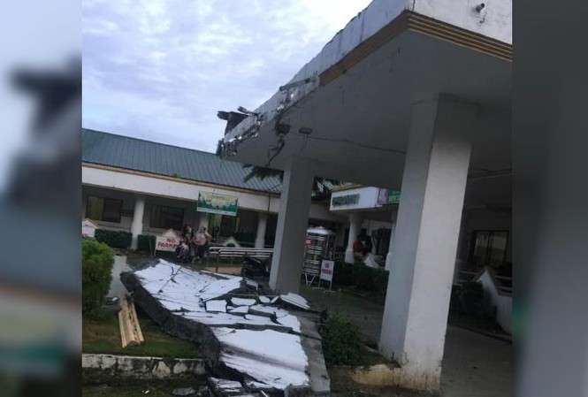 Nhà hàng rơi xuống sông vì động đất 5,8 độ richter ở Philippines Một công trình bị hư hại vì động đất ở Philippines. Ảnh: CNN