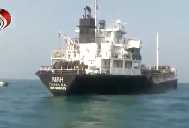 Iran công bố cảnh bắt giữ tàu dầu nước ngoài trên Eo biển Hormuz Ảnh cắt từ video