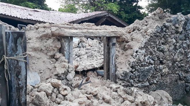 Philippines: Ba trận động đất liên tiếp, gần 70 người thương vong Một ngôi nhà hư hại nặng nề trong trận động đất. Ảnh: Twitter