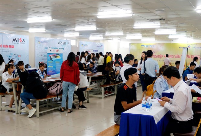 Những năm đầu đi làm, sinh cần phải bền bỉ, kiên trì và học hỏi để thành công Rất đông sinh viên tham gia ứng tuyển tại Ngày hội Doanh nghiệp phỏng vấn tuyển dụng của Trường HUTECH