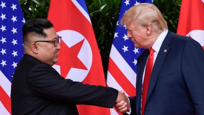 Hé lộ lí do ông Trump chưa muốn kí thỏa thuận hạt nhân với Triều Tiên Tổng thống Mỹ Donald Trump và Chủ tịch Triều Tiên Kim Jong-un. Ảnh: Reuters