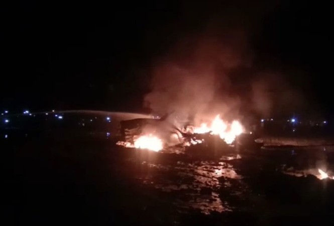 Tiêm kích Su-30 rơi xuống ruộng, bốc cháy rừng rực Xác tiêm kích Su-30MKI bốc cháy giữa cánh đồng. Ảnh: Twitter