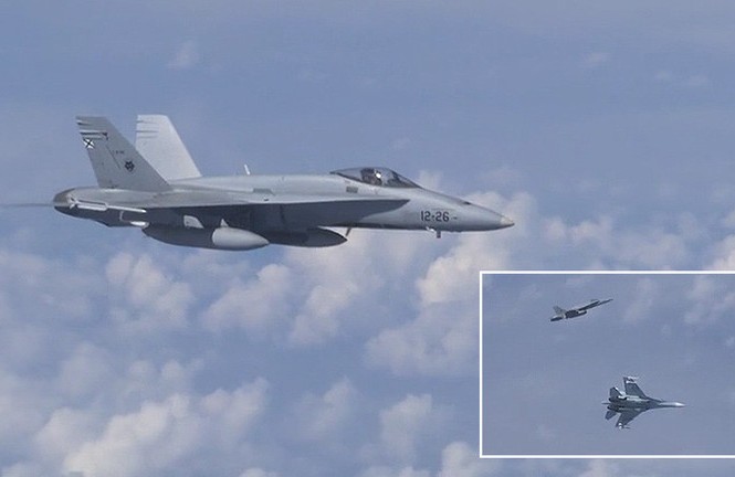 NATO tố chiến đấu cơ hộ tống Bộ trưởng Quốc phòng Nga cắt đầu F-18 Cuộc chạm trán giữa Su-27 Nga và F-18 Thổ Nhĩ Kỳ nhìn từ máy bay Nga. Ảnh cắt từ video