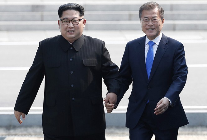 Hàn Quốc muốn thống nhất với Triều Tiên vào năm 2045 Chủ tịch Triều Tiên Kim Jong-un và Tổng thống Hàn Quốc Moon Jae-in gặp nhau tại DMZ. Ảnh: AP