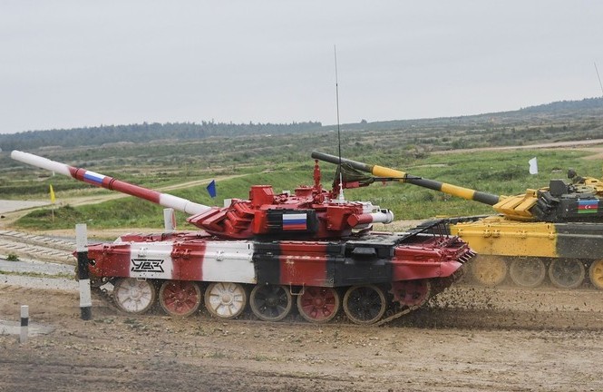 Xe tăng Nga lập kỉ lục khó tin tại Tank Biathlon 2019 Xe tăng của đội Nga (màu đỏ). Ảnh: Sputnik
