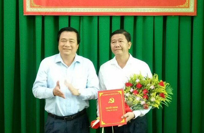 Bổ nhiệm nhân sự 5 tỉnh thành Bí thư Tỉnh ủy Long An Phạm Văn Rạnh trao quyết định và chúc mừng đồng chí Võ Thành Trí.