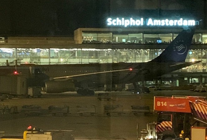 Máy bay sơ tán khẩn vì phi công ấn nhầm nút báo 'có không tặc' Sân bay Schiphol. Ảnh: Telegraph