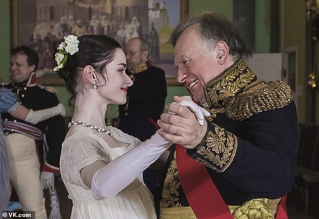 Vì ghen tuông, giáo sư nổi tiếng giết nữ sinh viên, chặt xác phi tang Ông Oleg Sokolov (phải) và Anastasia Yeschenko (trái).