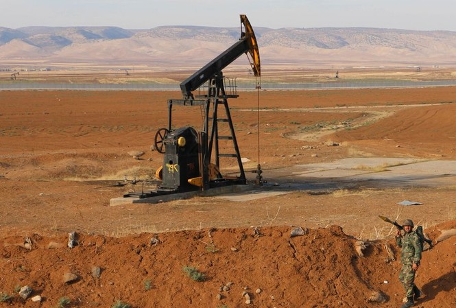 Ngoại trưởng Nga nói Mỹ âm mưu 'cướp' dầu của Syria Một binh sĩ Syria tại mỏ dầu ở tỉnh Hasakah. Ảnh: Tân Hoa Xã