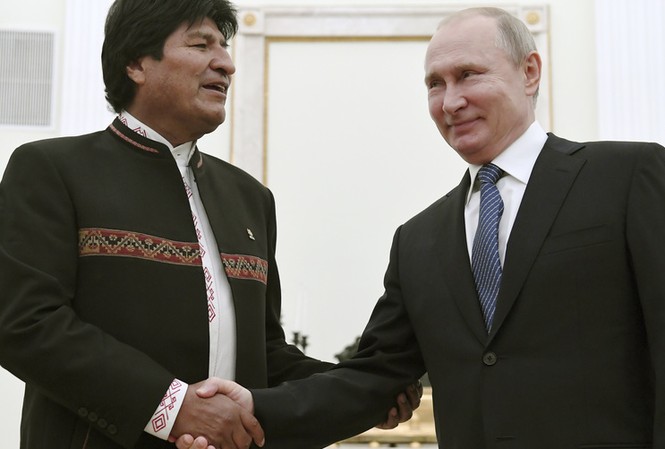 Ông Putin nói Bolivia 'đang trên bờ vực của sự hỗn loạn' Tổng thống Nga Putin bắt tay ông Evo Morales. Ảnh: VOA