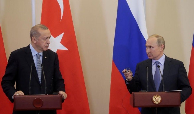 Nga bối rối khi bị Thổ Nhĩ Kỳ tố không tuân thủ cam kết ở Syria Tổng thống Nga Vladimir Putin và Tổng thống Thổ Nhĩ Kỳ Recep Tayyip Erdogan tham dự một cuộc họp báo chung sau cuộc hội đàm Nga - Thổ Nhĩ Kỳ tại khu nghỉ mát biển Đen ở Sochi, Nga ngày 22/10. Ảnh: Reuters