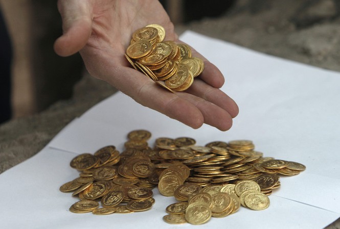 Dùng tiền trúng số mua đất, bất ngờ đào được kho báu 100 năm tuổi Ảnh minh hoạ: Reuters