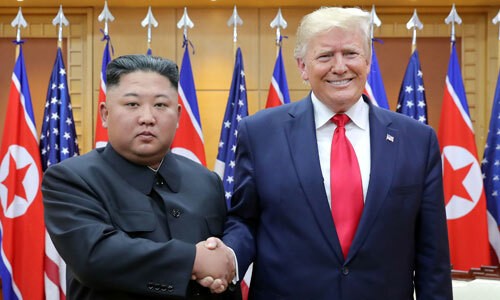 Đại sứ nói Triều Tiên không còn muốn đàm phán phi hạt nhân hóa với Mỹ Lãnh đạo Triều Tiên Kim Jong-un gặp Tổng thống Mỹ Trump tại DMZ ngày 30/6. Ảnh: Reuters.