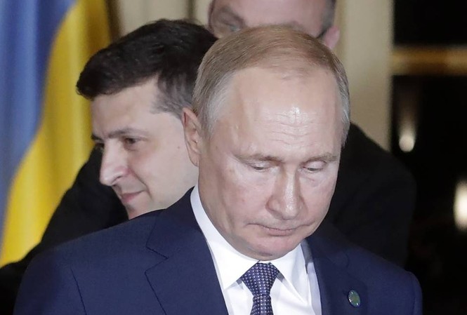 Hai ông Putin – Zelensky nói chuyện riêng không cần người phiên dịch Tổng thống Nga Putin và Tổng thống Ukraine Zelensky. Ảnh: Tass
