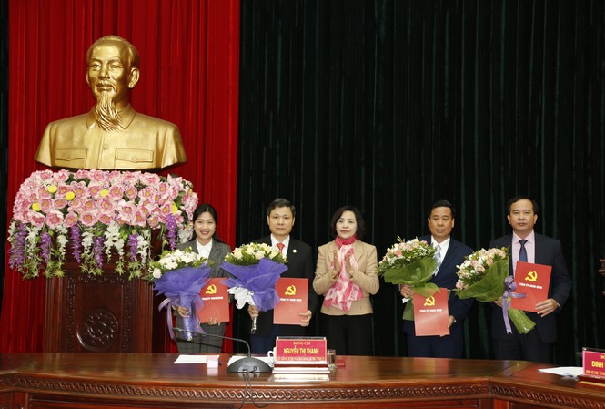 Ban Bí thư Trung ương Đảng chỉ định nhân sự mới Bí thư Tỉnh ủy Ninh Bình trao quyết định và chúc mừng các đồng chí.