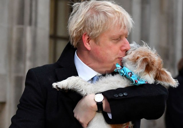 Tổng tuyển cử Anh: Thủ tướng Boris Johnson dắt chó đi bỏ phiếu Thủ tướng Anh Boris Johnson ôm chó cưng đi bỏ phiếu. Ảnh: Reuters