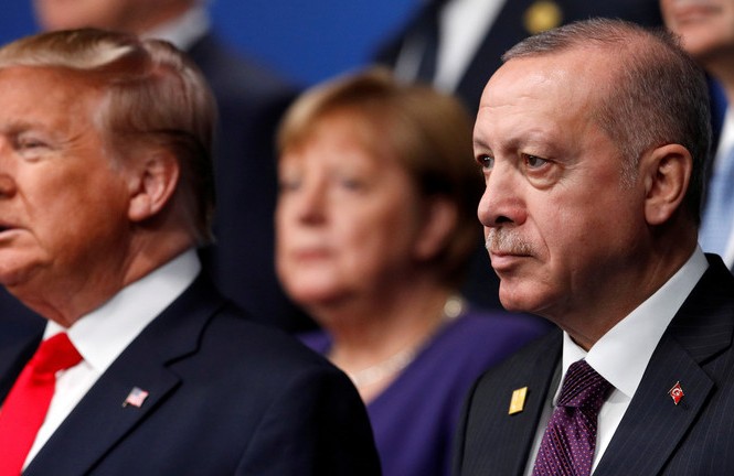 Bị Washington dằn mặt, Thổ Nhĩ Kỳ dọa đóng cửa 2 căn cứ phục vụ Mỹ - NATO Tổng thống Thổ Nhĩ Kỳ Recep Tayyip Erdogan và Tổng thống Mỹ Donald Trump. Ảnh: Reuters