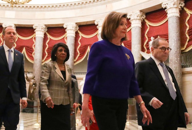 Sáng nay, Hạ viện Mỹ bỏ phiếu luận tội Tổng thống Trump Chủ tịch Hạ viện Mỹ Nancy Pelosi (áo xanh). Ảnh: Reuters