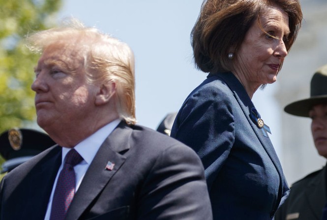 Trước ngày bỏ phiếu luận tội, ông Trump viết tâm thư gửi Chủ tịch Hạ viện Tổng thống Mỹ Donald Trump và Chủ tịch Hạ viện Nancy Pelosi. Ảnh: AP