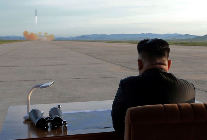 Mỹ hồi hộp chờ ‘quà Giáng sinh’ từ Triều Tiên Chủ tịch Kim Jong-un theo dõi một vụ thử vũ khí. Ảnh: KCNA