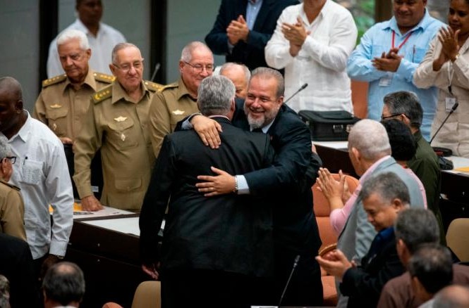 Lần đầu tiên trong 40 năm, Cuba có Thủ tướng Ông Manuel Marrero Cruz (vest đen). Ảnh: Reuters