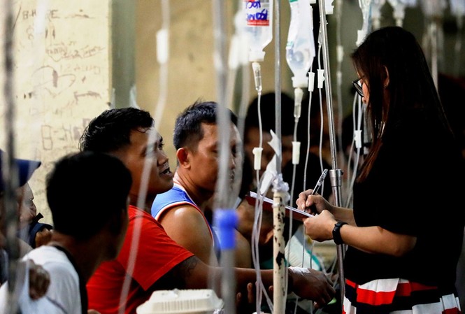 Uống rượu dừa mừng Giáng sinh, 11 người chết, 300 người nhập viện vì ngộ độc Hàng trăm người phải nhập viện vì ngộ độc rượu dừa. Ảnh: Reuters