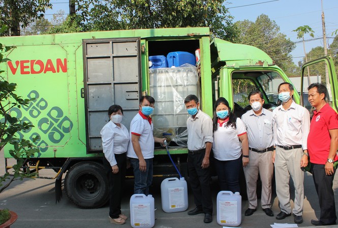 Vedan Việt Nam tài trợ 3.200 lít Javen khử trùng tại các trường học Vận chuyển Javen chuẩn bị khử trùng các phòng học