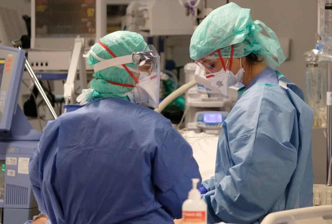 Dịch COVID-19 ở Italy: 41 y bác sĩ tử vong, tự sát vì căng thẳng Hai bác sĩ ở Brescia (Italy). Ảnh: EPA