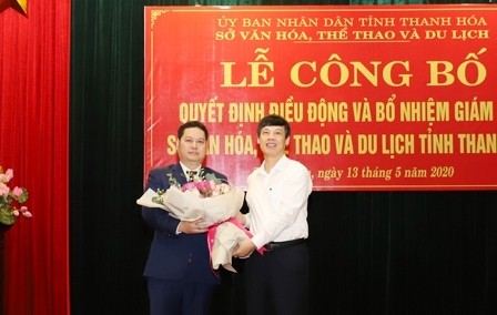 Kiện toàn nhân sự 5 địa phương Chủ tịch UBND tỉnh Thanh Hóa Nguyễn Đình Xứng chúc mừng đồng chí Phạm Nguyên Hồng.