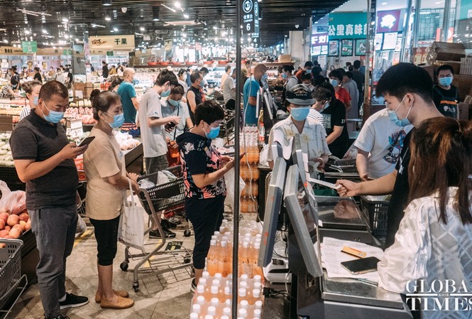 Dịch tái bùng phát, toàn bộ bệnh nhân sốt ở Bắc Kinh phải xét nghiệm COVID-19 Dịch COVID-19 bùng phát trở lại tại chợ Xinfadi (Bắc Kinh). Ảnh: Global Times