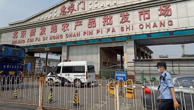 Có gì ở Xinfadi - chợ đầu mối lớn nhất Bắc Kinh vừa hoá ổ dịch COVID-19? Cổng vào chợ Xinfadi. Ảnh: Reuters
