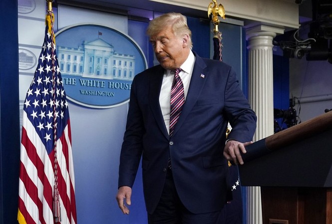 Đài truyền hình Mỹ cắt ngang bài phát biểu của Tổng thống Trump Tổng thống Trump phát biểu từ Nhà Trắng. Ảnh: AP