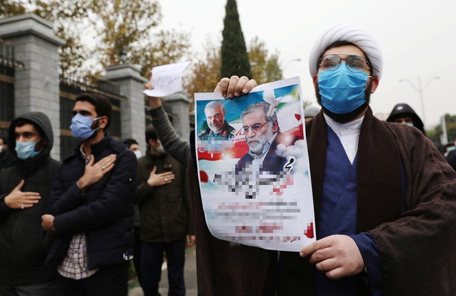 Vụ ám sát chuyên gia hạt nhân: Syria lên án, biểu tình lan khắp Iran Người dân Iran biểu tình phản đối vụ ám sát chuyên gia hạt nhân Mohsen Fakhrizadeh. Ảnh: Reuters