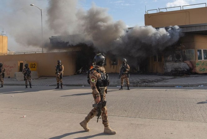 Ông Trump sắp rút một nửa nhân viên Đại sứ quán Mỹ ở Iraq về nước? Binh sĩ Iraq được triển khai trước Đại sứ quán Mỹ ở Baghdad. Ảnh: AP