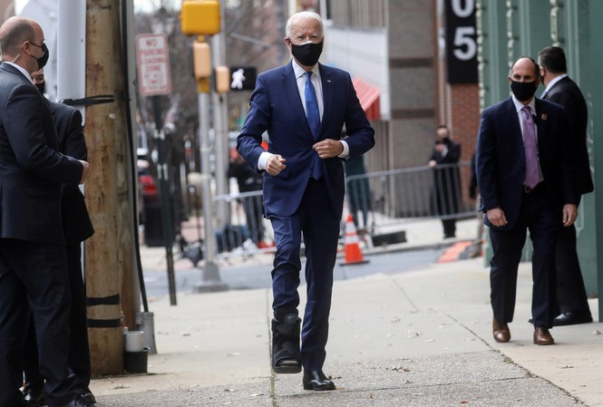 Ông Joe Biden kể lại tình huống ngã rạn xương chân khi chơi với chó Ông Joe Biden phải nẹp chân sau sự cố. Ảnh: Reuters