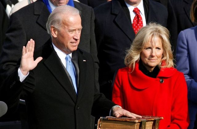 Ông Joe Biden xem xét thu nhỏ quy mô lễ tuyên thệ nhậm chức Ông Joe Biden tuyên thệ nhậm chức Phó Tổng thống ngày 20/1/2009, dưới thời Tổng thống Barack Obama. Ảnh: Reuters