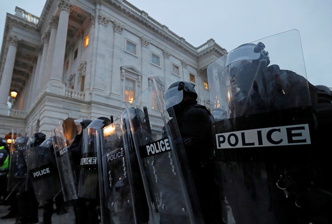Một cảnh sát Đồi Capitol tử vong sau cuộc bạo loạn Cảnh sát bảo vệ Điện Capitol. Ảnh: Reuters