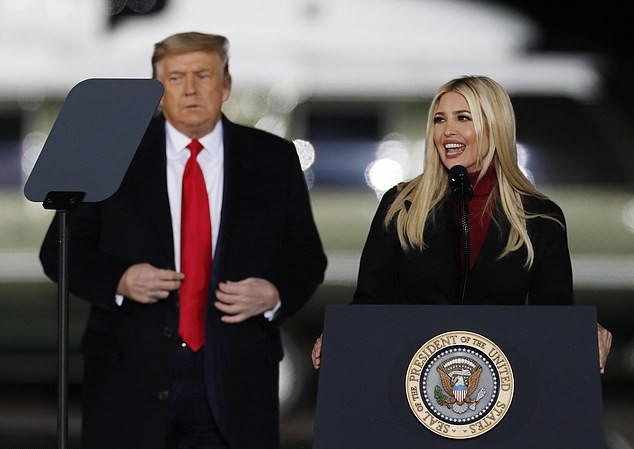 Tổng thống Trump thất vọng vì con gái định dự lễ nhậm chức của ông Biden Ivanka và cha - Tổng thống Donald Trump. Ảnh: EPA-EFE