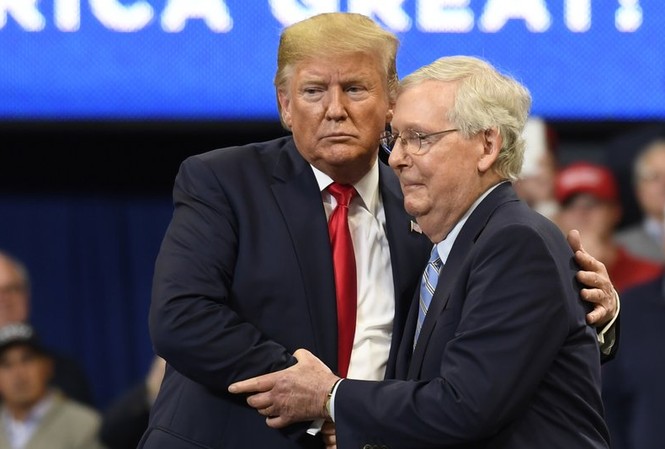 Quan chức cấp cao đảng Cộng hòa cáo buộc ông Trump kích động bạo loạn Ông Donald Trump và ông Mitch McConnell từng có mối quan hệ thân thiết. Ảnh: AP