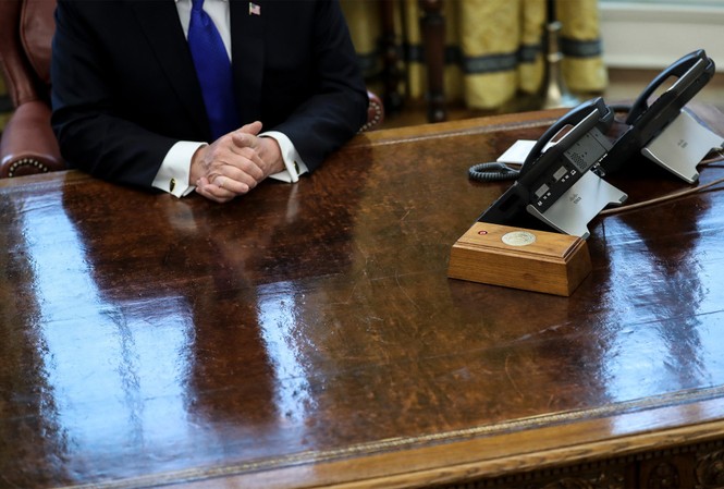 Tổng thống Biden loại bỏ nút gọi nước ngọt của ông Trump trên bàn làm việc Chiếc nút màu đỏ nằm trên hộp gỗ ngay trong tầm với của ông Trump. Ảnh: Getty
