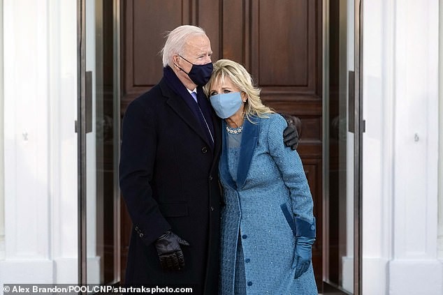 Khoảnh khắc ông Biden bối rối vì cánh cửa Nhà Trắng mãi không mở Ông Biden và bà Jill đứng chụp ảnh trước cửa Nhà Trắng sau lễ nhậm chức.