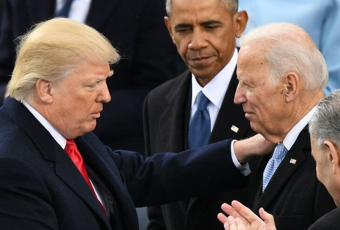 Ủng hộ luận tội, nhưng ông Biden nghĩ ông Trump sẽ 'trắng án' Ông Biden bắt tay ông Trump trong lễ nhậm chức của ông Trump hồi năm 2017. Ảnh: Washington Post