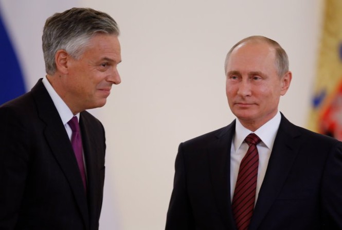 Đại sứ Mỹ tại Nga đột ngột từ chức Đại sứ Mỹ Jon Huntsman (trái) và Tổng thống Nga Vladimir Putin. Ảnh: Business Insider.