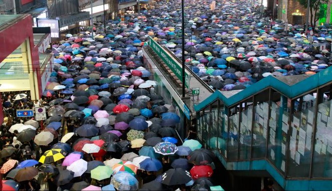 Lãnh đạo Hong Kong muốn đối thoại, người biểu tình nói 'cái bẫy' Đám đông biểu tình trong công viên Victoria ở Hong Kong. Ảnh: Getty Images.